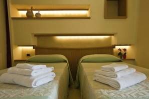 Frigobar, cofres nos quartos, escrivaninha, Wi-Fi de cortesia