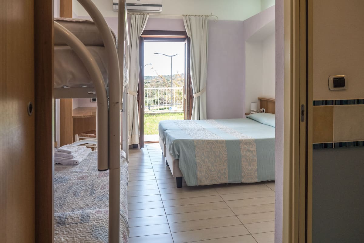 quadruple room | 1 bedroom, minibar, in-room safe, desk