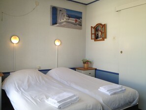 Standard Twin Room, 2 Single Beds | In-room safe, iron/ironing board, free WiFi, bed sheets - Amadeus Hotel (Haarlem)