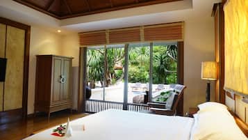 Minibar, coffres-forts dans les chambres, bureau