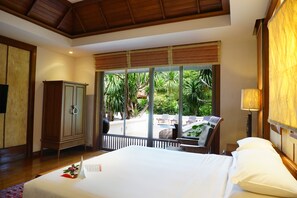 Minibar, safe på rommet, skrivebord og barnesenger