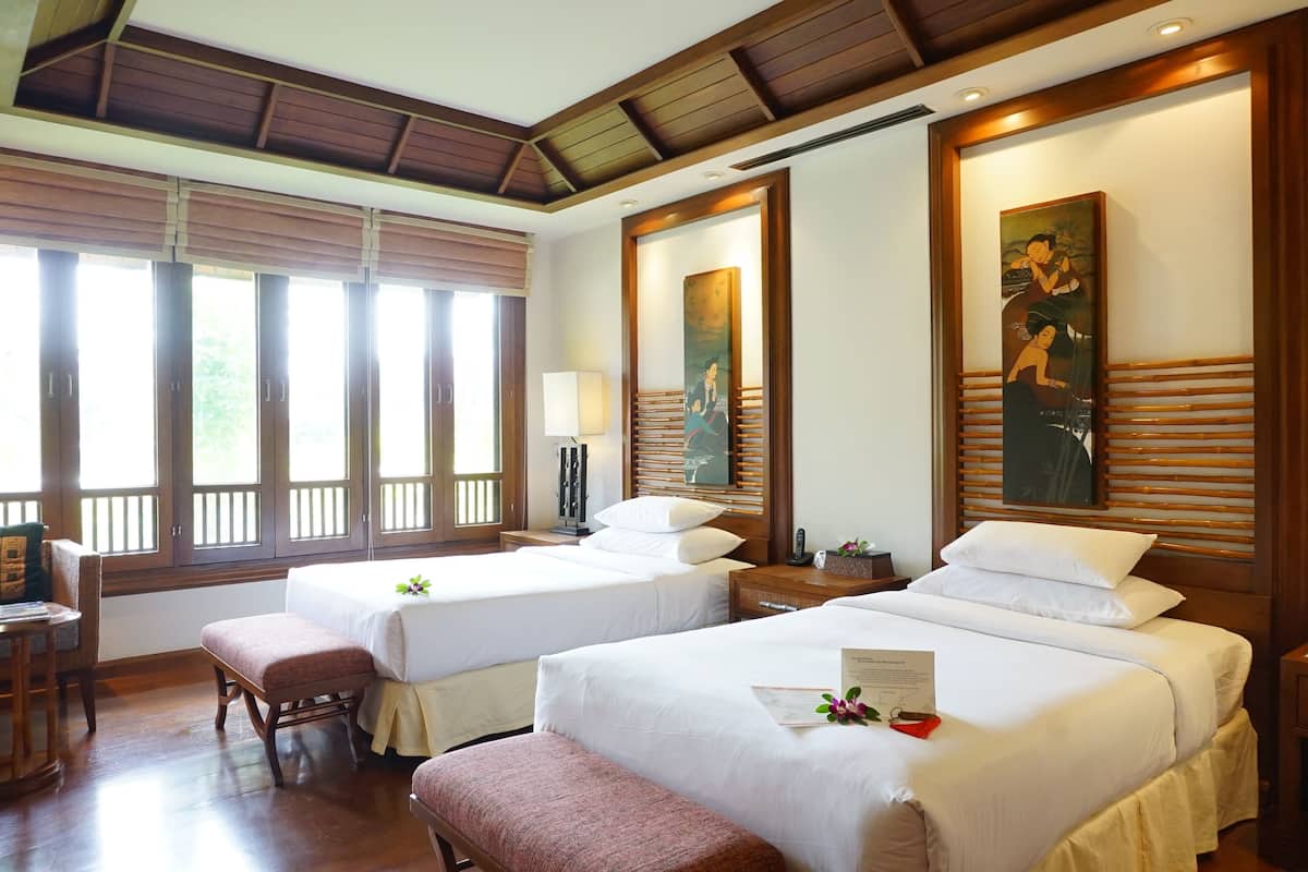 Deluxe Room | Minibar, in-room safe, desk, cribs/infant beds