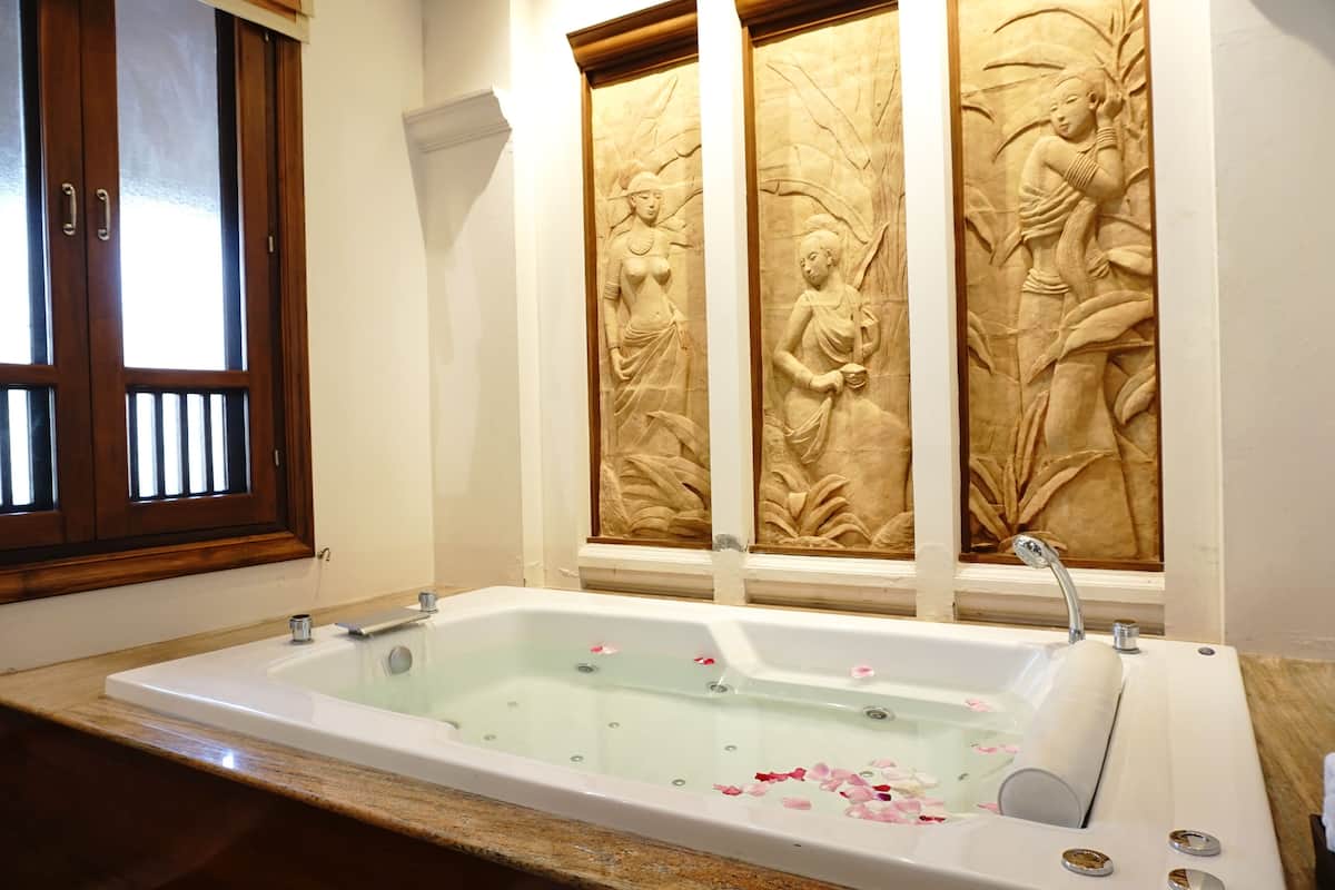 Luxury Suite Poolside | Minibar, in-room safe, desk, cribs/infant beds