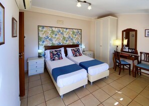 Minibar, caixa forta a l'habitació, escriptori i bressols 