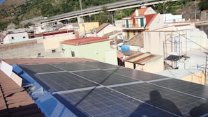 A rooftop with solar panels. - Casa Famiani Bed & Breakfast (Letojanni)