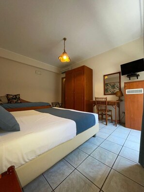 Habitació doble | Minibar, caixa forta a l'habitació, escriptori i bressols 