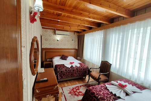 Dreibettzimmer, mit Bad | Bettwäsche aus ägyptischer Baumwolle, Zimmersafe, Schreibtisch