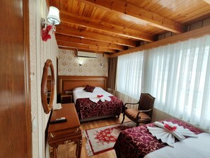 Triple Room, Ensuite | Egyptian cotton sheets, in-room safe, desk, soundproofing