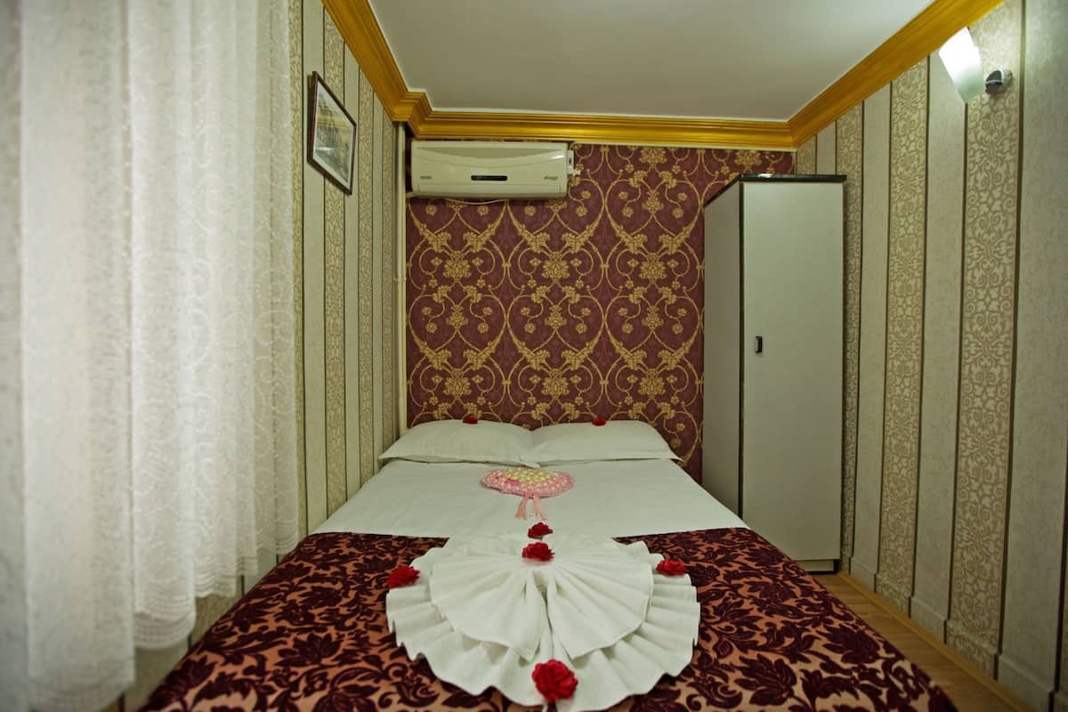 Egyptian cotton sheets, in-room safe, desk, soundproofing