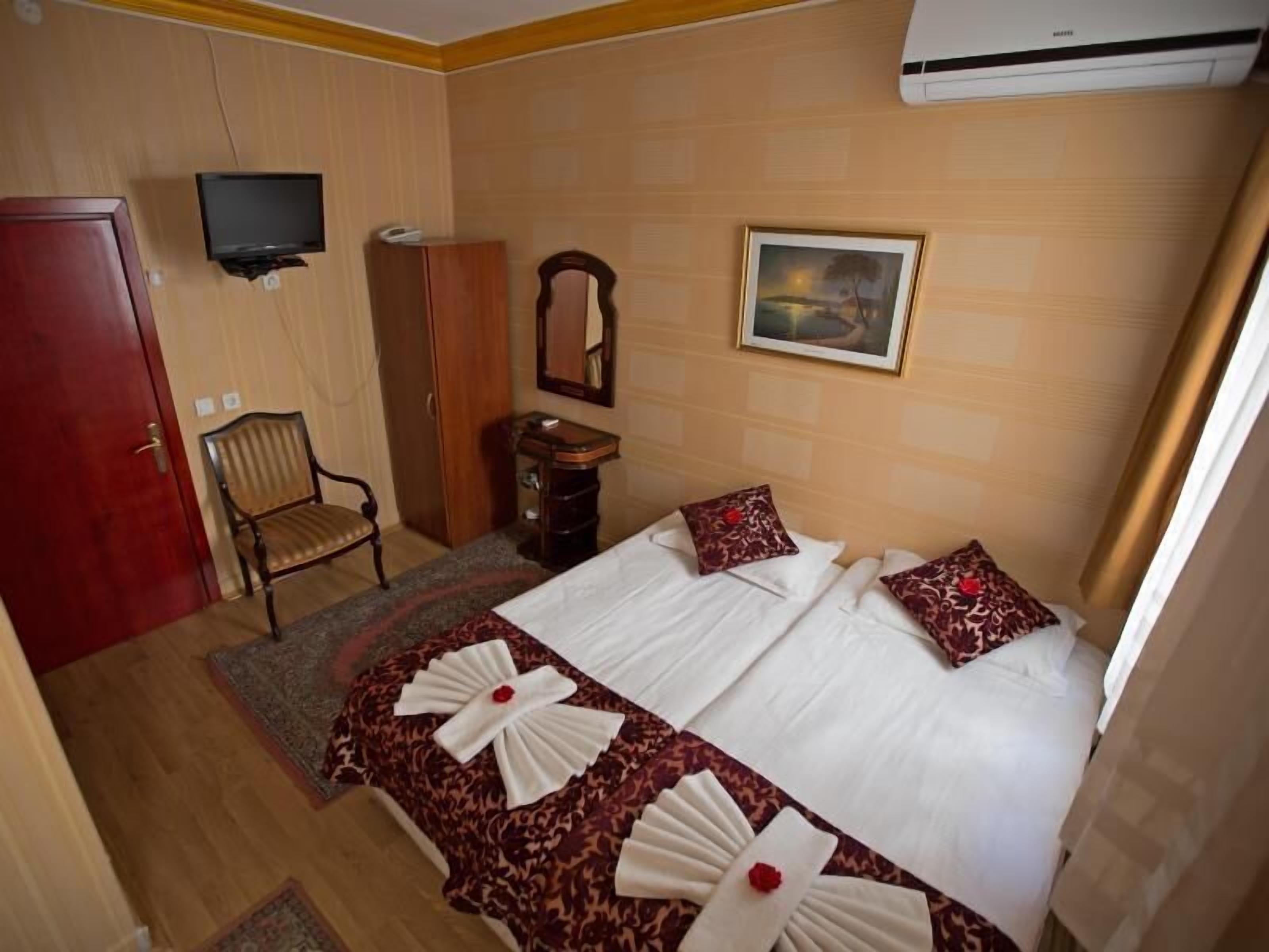 Sengetøy i egyptisk bomull, safe på rommet, skrivebord og lydisolert