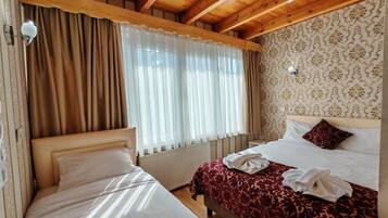 Driepersoonskamer, en-suite badkamer | Lakens van Egyptisch katoen, een kluis op de kamer, een bureau