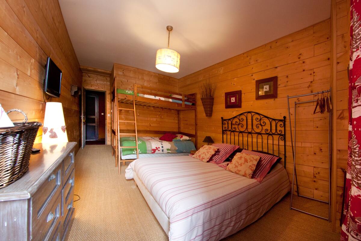 Desk, free cribs/infant beds, free WiFi