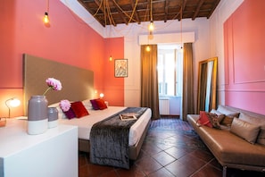 Phòng 4 dành cho gia đình, quang cảnh thành phố | Chăn bông, minibar, két bảo mật tại phòng, trang trí khác biệt