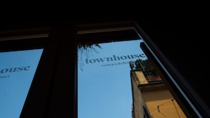 Une fenêtre sur laquelle on peut lire l’inscription « townhouse campodefiori ».