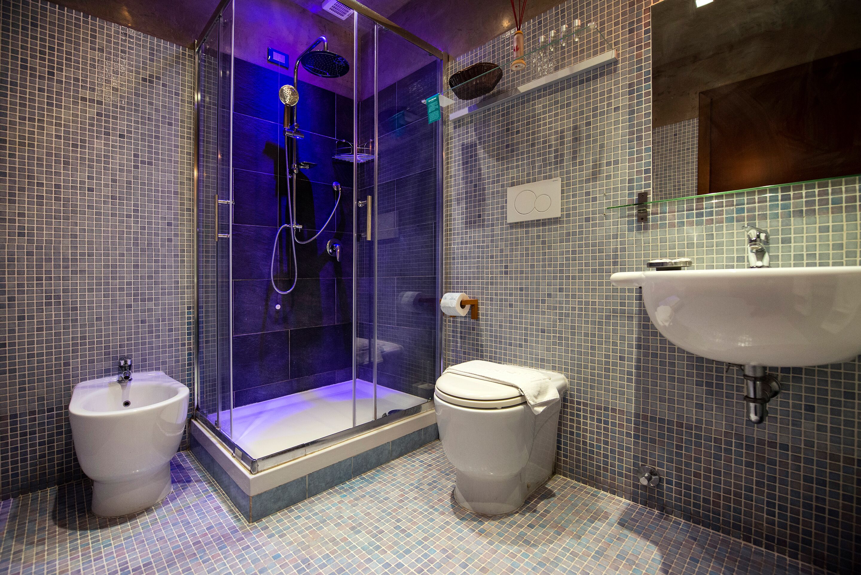 Habitación triple superior, vistas a la ciudad | Baño | Ducha y cabezal de ducha tipo lluvia