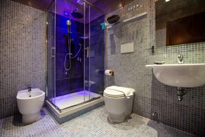 Quarto triplo superior, vista para a cidade | Banheiro | Chuveiro, chuveiro com efeito de chuva, produtos de toalete grátis 