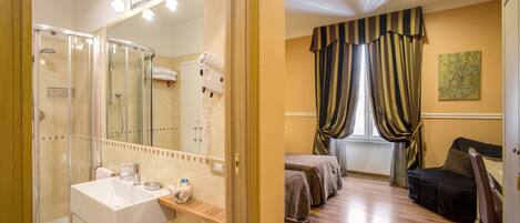 Minibar, Zimmersafe, Schreibtisch, Verdunkelungsvorhänge