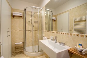 Shower, free toiletries, hair dryer, bidet - PapavistaRelais (Rome)