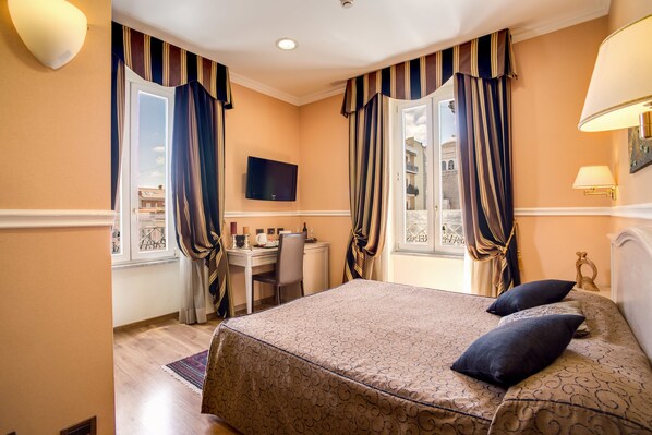 Minibar, coffres-forts dans les chambres, bureau, rideaux occultants