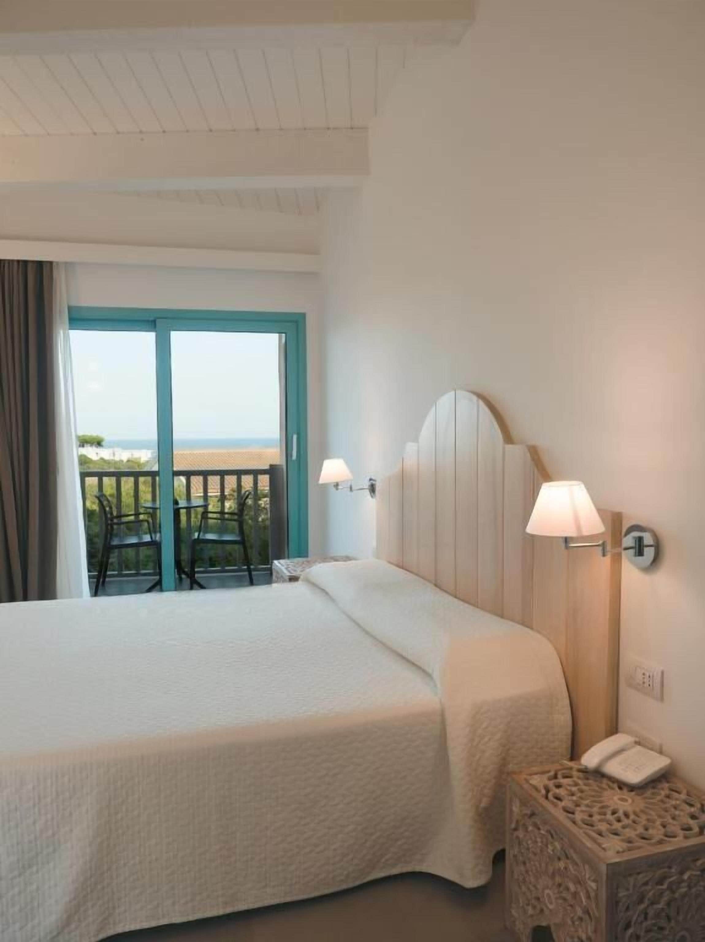 superior room, sea view | 1 bedroom, minibar, in-room safe, desk