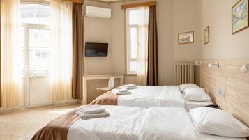 Minibar, caja de seguridad en la habitación y escritorio