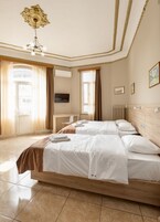 Standard Τρίκλινο Δωμάτιο | Μίνι μπαρ, χρηματοκιβώτιο στο δωμάτιο, γραφείο, ηχομόνωση 