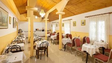 Tägliches Frühstück zum Mitnehmen (7 EUR pro Person)