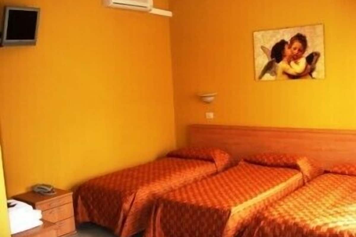 Habitació triple | Cobrellits, matalassos de la marca Select Comfort i escriptori