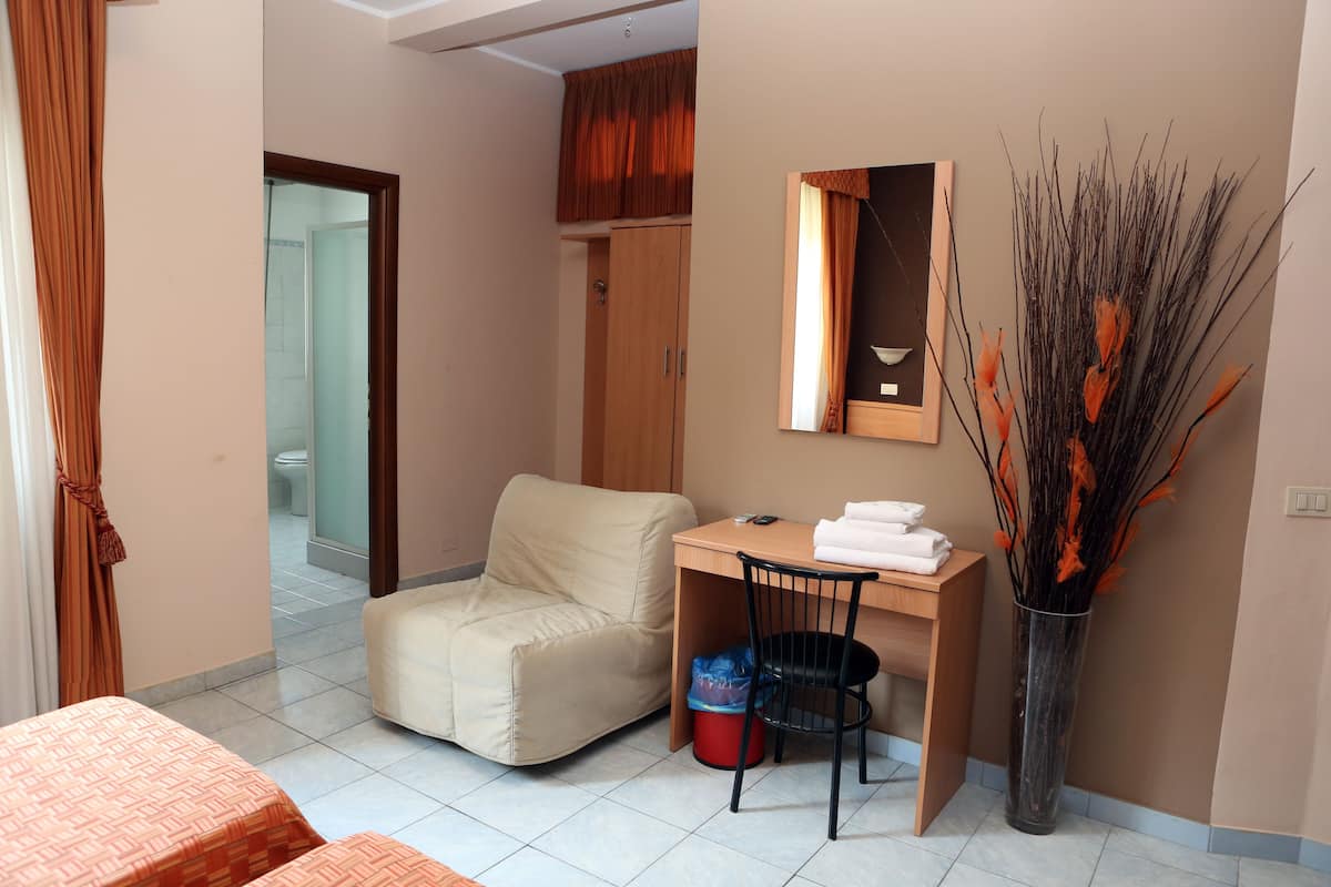 Habitació doble o amb dos llits individuals | Cobrellits, matalassos de la marca Select Comfort i escriptori