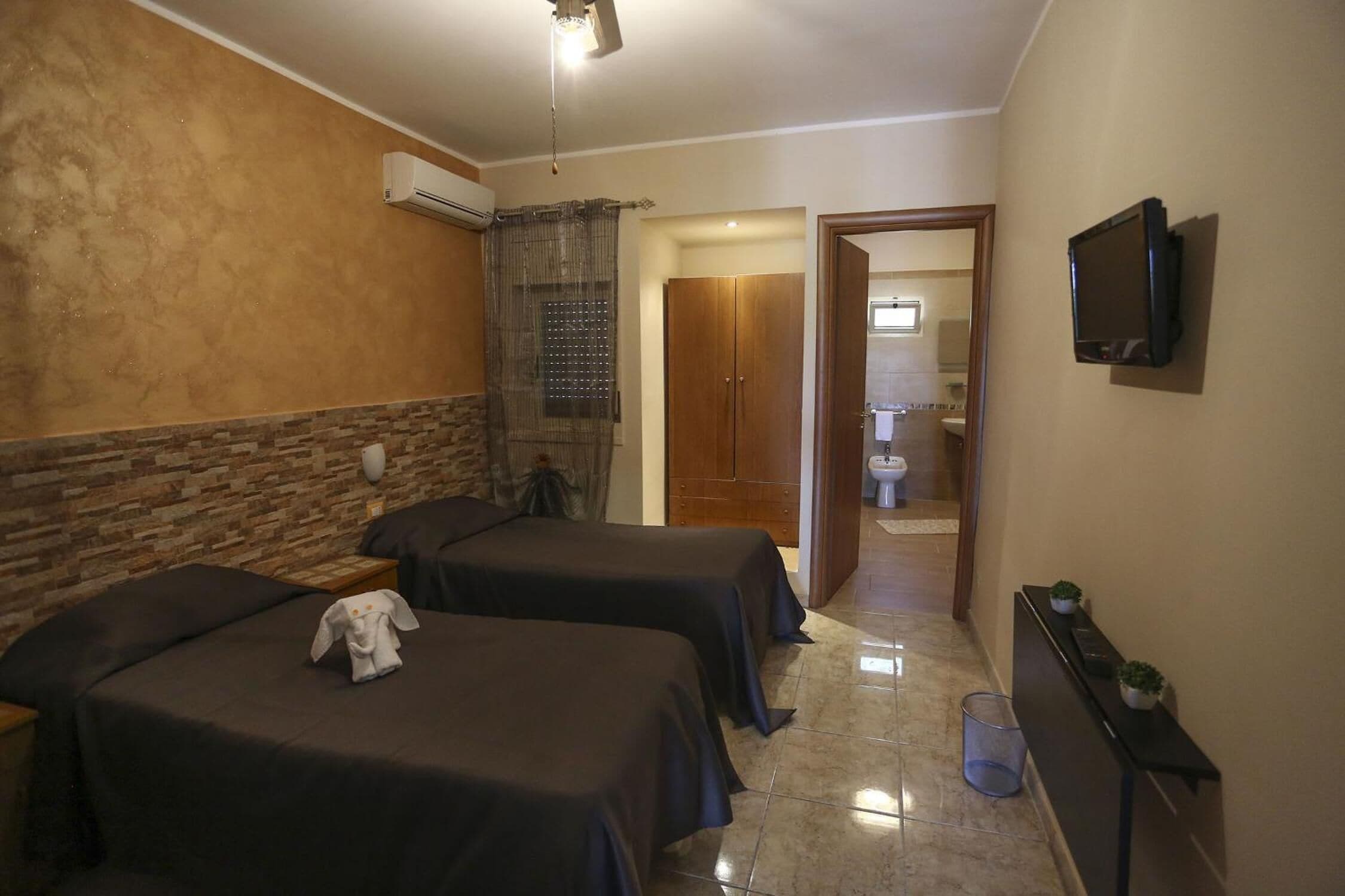 Desk, free cots/infant beds, free WiFi