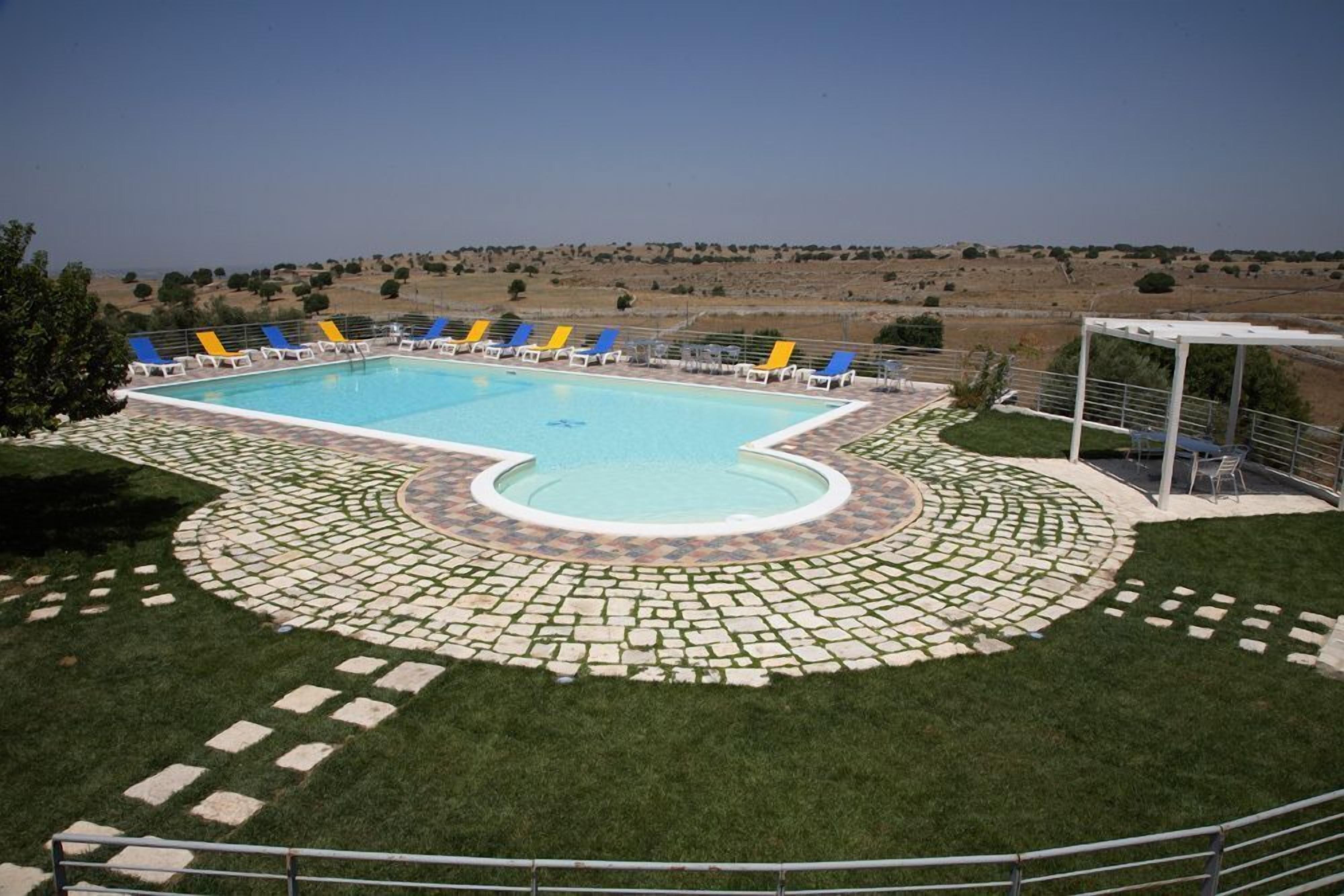 Ulkouima-allas, aurinkotuoleja