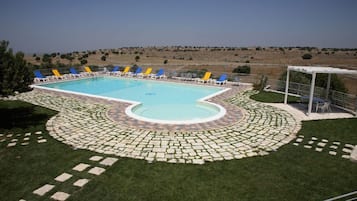 Piscina all'aperto, lettini