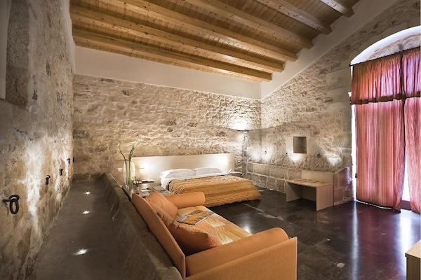 Superior Tek Büyük Yataklı Oda | Kaliteli yatak takımı, kuştüyü yorgan, minibar, odada kasa