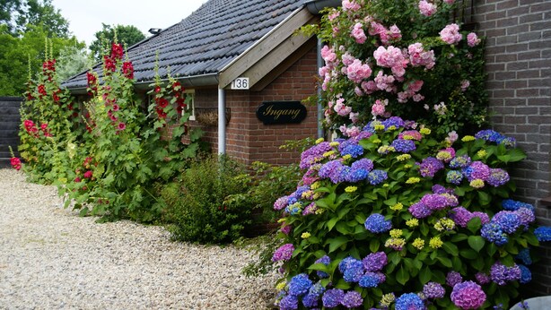 Un bâtiment en briques sur lequel on peut lire les inscriptions « 136 » et « Lugang ».