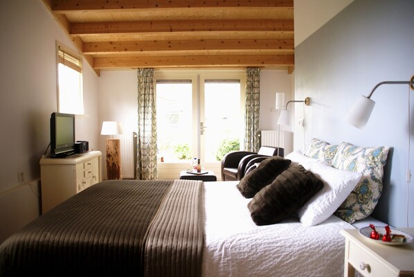 Suite, Jetted Tub | Jetted bathtub