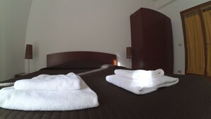 Double Room Single Use, Shared Bathroom | Frette Italian sheets, premium bedding, down comforters, desk - La Stella di Roma B&B (Rome)