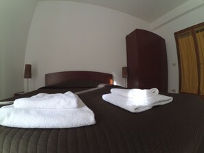 Chambre Double pour 1 personne, salle de bains commune | Draps italiens Frette, literie de qualité supérieure