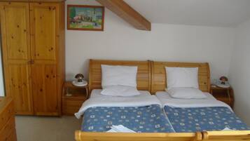 Colchones con pillow-top, minibar y caja de seguridad en la habitación