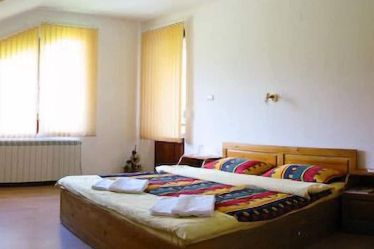 Camera tripla | Materassi a doppio strato, minibar, una cassaforte in camera