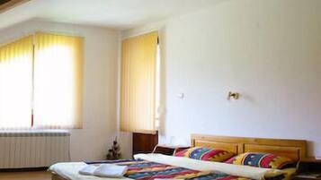 Chambre Triple | Surmatelas, minibar, coffres-forts dans les chambres, bureau