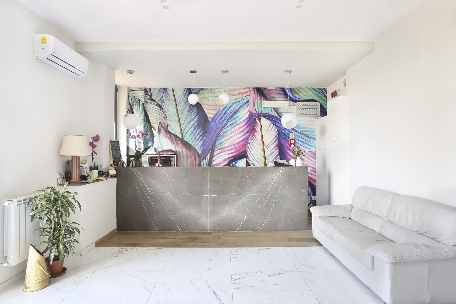 1 kamar tidur, seprai premium, brankas, dan meja kerja