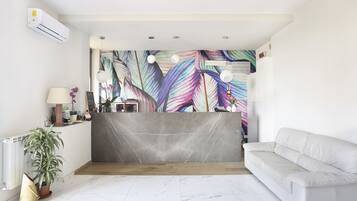 1 kamar tidur, seprai premium, brankas, dan meja kerja