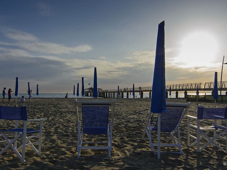Sillas reclinables de playa, sombrillas