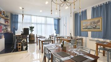 Melayani makan siang dan makan malam dengan sajian masakan daerah