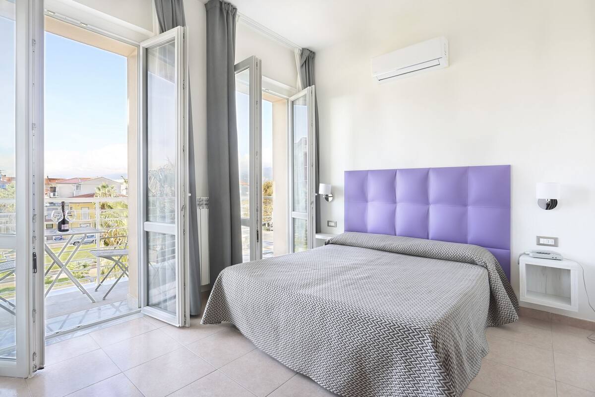 Double Room, Sea View | 1 bedroom, in-room safe, free WiFi, bed sheets