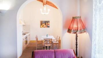 Junior-Apartment | Daunenbettdecken, Bügeleisen/Bügelbrett, Babybetten, Zustellbetten