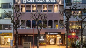 Hotel Kobe Plaza, con una fachada moderna, varios pisos y una entrada destacada.
