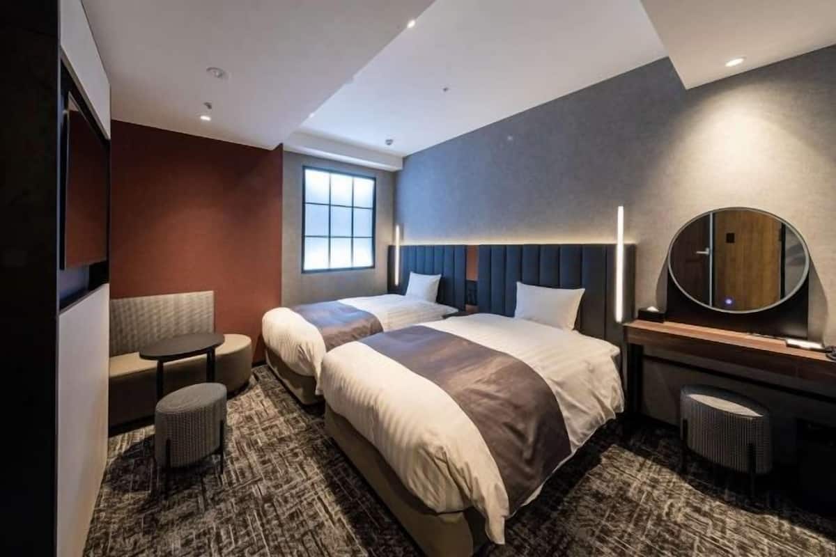 Cubrecamas, caja de seguridad en la habitación y muebles diferentes