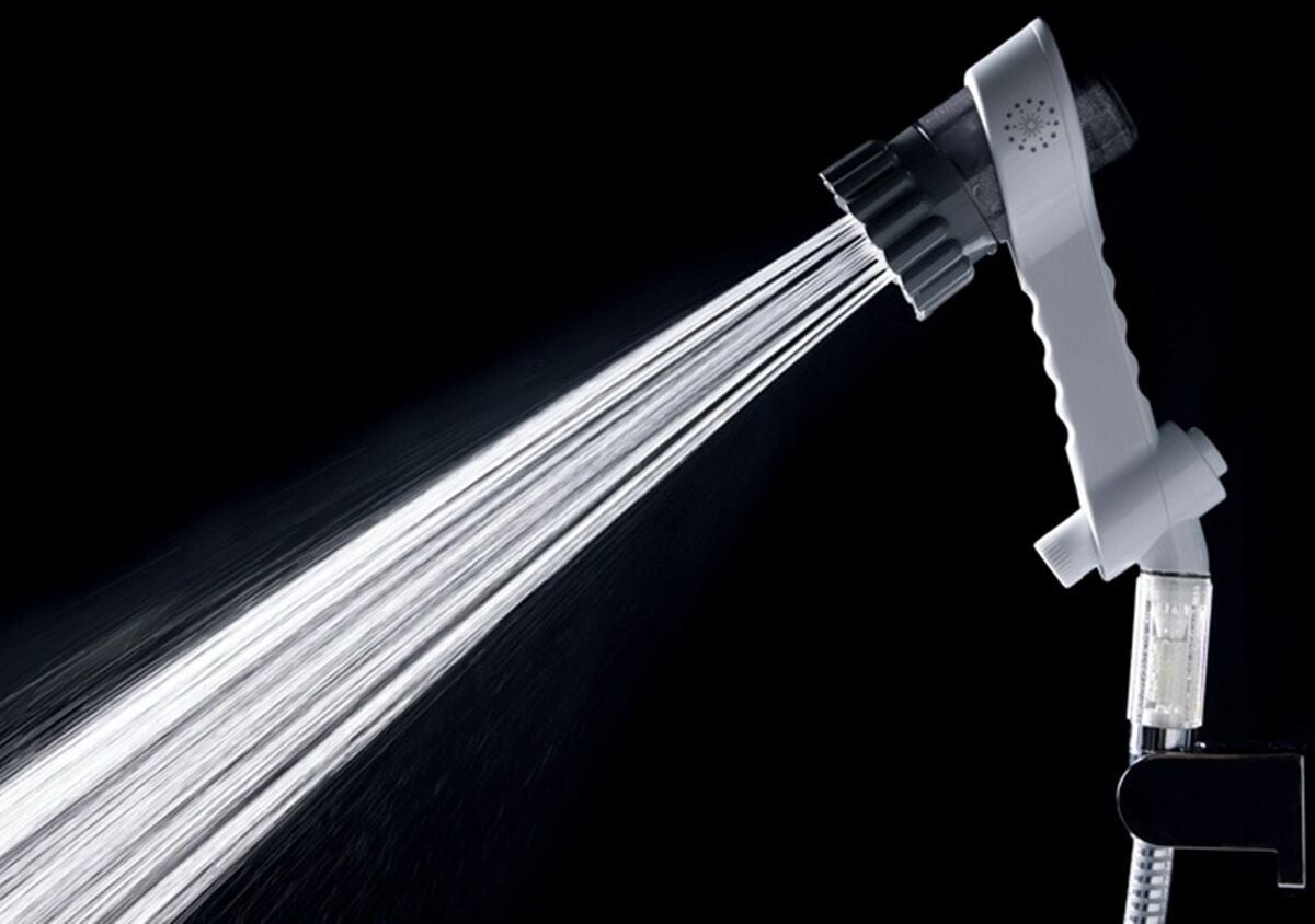 Un pommeau de douche d'où jaillit de l'eau.
