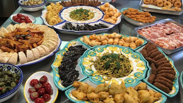 A buffet table with various dishes. - Le Carolee (Pianopoli)
